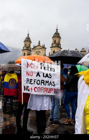 BOGOTÀ, COLOMBIA - 21 aprile 2024. March chiede l'impeachment di Gustavo Petro. marcia pacifica di protesta a Bogotà in Colombia contro le riforme legislative di Gus Foto Stock