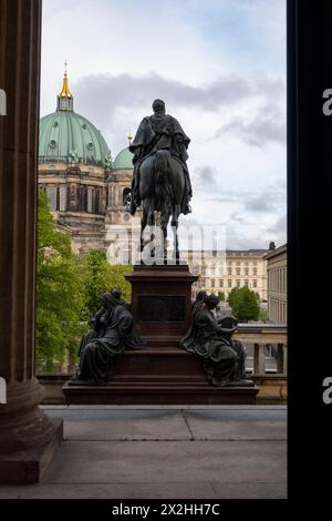 Rueckseite des Reiterstandbilds Koenig Friedrich Wilhelm IV mit Berliner Dom im Hintergrund vom Inneren der Alten Nationalgalerie aufgenommen, Hochformat, AM 19.04.2024 a Berlino Mitte alte Nationalgalerie ecc - Berlino *** retro della statua equestre di re Federico Guglielmo IV con la Cattedrale di Berlino sullo sfondo presa dall'interno della Vecchia Galleria Nazionale, formato ritratto, il 19 04 2024 a Berlino Mitte Old National Gallery ecc Berlino Foto Stock