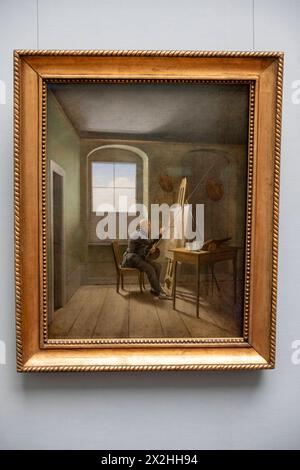 Oelgemaelde Caspar David Friedrich in Seinem Atelier von Georg Friedrich Kersting der Hamburger Kunsthalle, Sonderausstellung Unendliche Landschaften vom Maler der Romantik Caspar David Friedrich, in der Alten Nationalgalerie, Hochformat, AM 19.04.2024 in Berlin Mitte, nur fuer redaktionelle Zwecke, uso editoriale solo alte Nationalgalerie etc - Berlino *** Pittura ad olio Caspar David Friedrich nel suo studio di Georg Friedrich Kersting della Hamburger Kunsthalle, mostra speciale paesaggi infiniti del pittore romantico Caspar David Friedrich, nell'alte Nationalgalerie, formato ritratto, ON Foto Stock