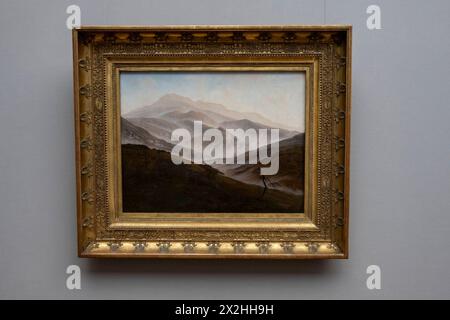 Oelgemaelde Riesengebirgslandschaft mit aufsteigendem Nebel der Neuen Pinakothek Muenchen, Sonderausstellung Unendliche Landschaften vom Maler der Romantik Caspar David Friedrich, in der Alten Nationalgalerie, Querformat, AM 19.04.2024 a Berlin Mitte, nur fuer redaktionelle Zwecke, solo uso editoriale alte Nationalgalerie etc - Berlino *** Pittura ad olio paesaggio delle Montagne Giganti con nebbia crescente della Neue Pinakothek Monaco di Baviera, mostra speciale paesaggi infiniti del pittore romantico Caspar David Friedrich, nella alte Nationalgalerie, formato paesaggio, il 19 04 2024 a Berlin Mitte, solo per Foto Stock