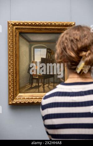 Besucherin vor dem Oelgemaelde Caspar David Friedrich in Seinem Atelier von Georg Friedrich Kersting, Sonderausstellung Unendliche Landschaften vom Maler der Romantik Caspar David Friedrich, in der Alten Nationalgalerie, Hochformat, AM 19.04.2024 in Berlin Mitte, nur fuer redaktionelle Zwecke, uso editoriale solo alte Nationalgalerie ecc - Berlino *** visitatore di fronte al dipinto ad olio Caspar David Friedrich nel suo studio di Georg Friedrich Kersting, mostra speciale paesaggi infiniti del pittore romantico Caspar David Friedrich, nella alte Nationalgalerie, formato ritratto, il 19 04 202 Foto Stock