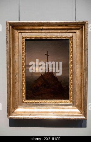 Oelgemaelde Das Kreuz an der Ostsee aus Privatbesitz, Sonderausstellung Unendliche Landschaften vom Maler der Romantik Caspar David Friedrich, in der Alten Nationalgalerie, Hochformat, AM 19.04.2024 in Berlin Mitte, nur fuer redaktionelle Zwecke, solo per uso editoriale alte Nationalgalerie etc. - Berlino *** Pittura ad olio della Croce sul Mar Baltico da collezione privata, mostra speciale paesaggi infiniti del pittore romantico Caspar David Friedrich, nell'alte Nationalgalerie, formato ritratto, il 19 04 2024 a Berlin Mitte, solo per uso editoriale, solo per uso editoriale alte Nationalgalerie et Foto Stock