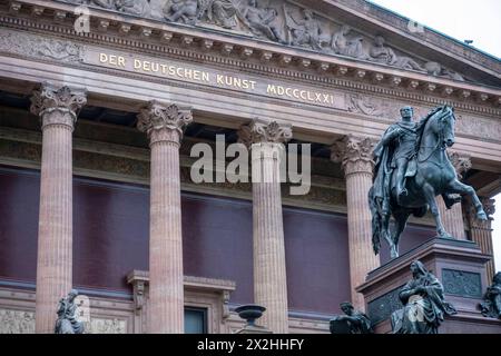 Bronze Reiterstandbild Friedrich Wilhelms IV von Preussen vor der Alten Nationalgalerie, Inschrift der deutschen Kunst, Querformat, AM 19.04.2024 a Berlino Mitte alte Nationalgalerie ecc. - Berlino *** Bronzo statua equestre di Federico Guglielmo IV di Prussia di fronte all'alte Nationalgalerie, iscrizione di arte tedesca, formato paesaggistico, il 19 04 2024 a Berlino Mitte alte Nationalgalerie ecc Berlino Foto Stock