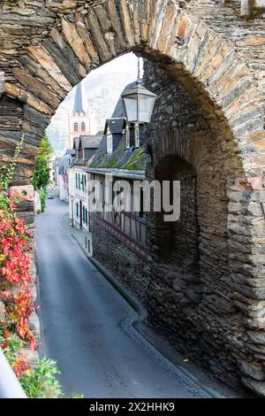 Antica città vecchia con edifici, decorazioni architettoniche, muri in pietra, cancello e arco. Vedute dei paesaggi e delle strade. Foto Stock