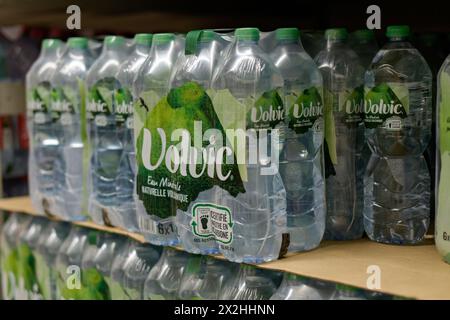 Melun - Francia - 20 aprile 2024: Veduta delle confezioni di acqua minerale del marchio volvic Foto Stock