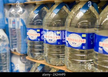 Melun - Francia - 20 aprile 2024: Veduta delle confezioni di acqua minerale del marchio Cristaline Foto Stock