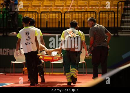 Bangkok, Thailandia. 20 aprile 2024. Squadra medica che sposta il giocatore ferito con attrezzature Basket Stretcher, durante la partita del gruppo C della Coppa Asiatica AFC Futsal Thailandia 2024 tra la Repubblica del Kirghizistan e il Tagikistan, il 20 aprile 2024 allo stadio coperto Bangkok Arena, distretto di Nong Chok. (Foto di Teera Noisakran/Pacific Press/Sipa USA) credito: SIPA USA/Alamy Live News Foto Stock