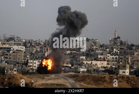 Rafah, Gaza. 22 aprile 2024. Fumo e fiamme sorgono da un attacco aereo israeliano a Rafah, nella striscia di Gaza meridionale, lunedì 22 aprile 2024. Foto di Ismael Mohamad/UPI credito: UPI/Alamy Live News Foto Stock