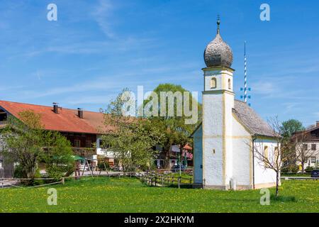 Villaggio Hundham con cappella Leonhardikapelle Fischbachau Oberbayern, Chiemsee Alpenland, Bayern, Baviera Germania Foto Stock