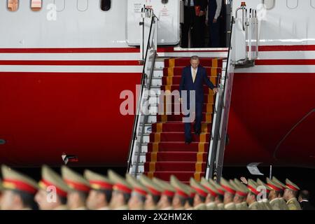 Erbil, Iraq. 22 aprile 2024. Il presidente turco Recep Tayyip Erdogan scende dal suo aereo all'arrivo all'aeroporto internazionale di Erbil (EIA). Credito: Ismael Adnan/dpa/Alamy Live News Foto Stock