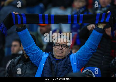 Milano, Italia. 22 aprile 2024. Tifoso dell'FC Internazionale durante la partita di calcio di serie A 2023/24 tra l'AC Milan e l'FC Internazionale allo Stadio San Siro, Milano, Italia il 22 aprile 2024 Credit: Independent Photo Agency/Alamy Live News Foto Stock