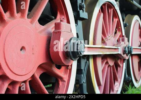 Ruote di una vecchia locomotiva a vapore in piedi sulla rampa Foto Stock