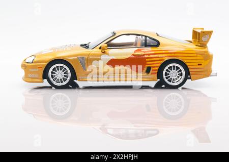 Auto modello 1:43 Toyota Supra Turbo Mark IV fast&Furious, vista laterale, sfondo bianco con riflesso Foto Stock