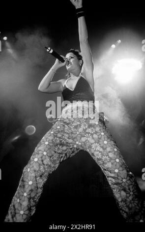 AQUA, YOUNG, CONCERTO del 1997: Lene Nystrøm della band pop Aqua on the Smash Hits Tour 1997 alla Cardiff International Arena CIA a Cardiff, Galles, Regno Unito, il 24 novembre 1997. Foto: Rob Watkins. INFO: Aqua, un gruppo pop danese-norvegese formato nel 1989, ha guadagnato fama internazionale negli anni '90 con successi come "Barbie Girl". Le loro melodie accattivanti e i testi giocosi li hanno spinti in cima alle classifiche di tutto il mondo. Foto Stock