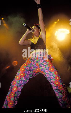 AQUA, YOUNG, CONCERTO del 1997: Lene Nystrøm della band pop Aqua on the Smash Hits Tour 1997 alla Cardiff International Arena CIA a Cardiff, Galles, Regno Unito, il 24 novembre 1997. Foto: Rob Watkins. INFO: Aqua, un gruppo pop danese-norvegese formato nel 1989, ha guadagnato fama internazionale negli anni '90 con successi come "Barbie Girl". Le loro melodie accattivanti e i testi giocosi li hanno spinti in cima alle classifiche di tutto il mondo. Foto Stock