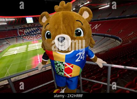 Monaco, Germania. 22 aprile 2024. Albärt, la mascotte del Campionato europeo di calcio 2024, si trova negli stand dell'Allianz Arena durante la visita del ministro dell'interno Faeser. Il ministro federale degli interni Faeser ha visitato tutte e dieci le città tedesche che ospitano il Campionato europeo di calcio 2024 come parte di un tour. La partita inaugurale del Campionato europeo si svolgerà a Monaco il 14 giugno 2024. Crediti: Sven Hoppe/dpa/Alamy Live News Foto Stock