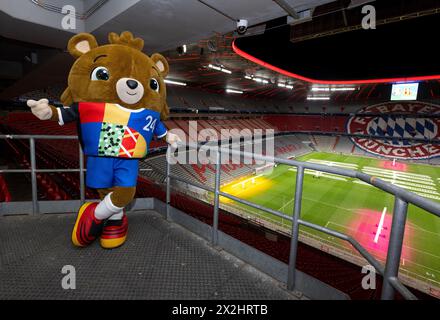 Monaco, Germania. 22 aprile 2024. Albärt, la mascotte del Campionato europeo di calcio 2024, si trova negli stand dell'Allianz Arena durante la visita del ministro dell'interno Faeser. Il ministro federale degli interni Faeser ha visitato tutte e dieci le città tedesche che ospitano il Campionato europeo di calcio 2024 come parte di un tour. La partita inaugurale del Campionato europeo si svolgerà a Monaco il 14 giugno 2024. Crediti: Sven Hoppe/dpa/Alamy Live News Foto Stock