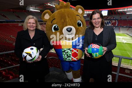 Monaco, Germania. 22 aprile 2024. Nancy Faeser (l-r, SPD), Ministro federale degli interni, Albärt, mascotte dei Campionati europei di calcio 2024, e Verena Dietl (SPD), terzo sindaco di Monaco, si trovano negli stand dell'Allianz Arena. Faeser visiterà tutte e dieci le città tedesche che ospitano i Campionati europei di calcio 2024 come parte di un tour. La partita inaugurale dei Campionati europei si svolgerà a Monaco il 14.06.2024. Crediti: Sven Hoppe/dpa/Alamy Live News Foto Stock