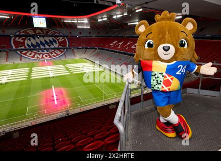 Monaco, Germania. 22 aprile 2024. Albärt, la mascotte dei Campionati europei di calcio 2024, si trova nelle tribune dell'Allianz Arena. Il ministro federale degli interni Faeser ha visitato tutte e dieci le città tedesche che ospitano il Campionato europeo di calcio 2024 come parte di un tour. La partita inaugurale del Campionato europeo si svolgerà a Monaco il 14 giugno 2024. Crediti: Sven Hoppe/dpa/Alamy Live News Foto Stock