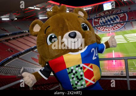 Monaco, Germania. 22 aprile 2024. Albärt, la mascotte del Campionato europeo di calcio 2024, si trova negli stand dell'Allianz Arena durante la visita del ministro dell'interno Faeser. Il ministro federale degli interni Faeser ha visitato tutte e dieci le città tedesche che ospitano il Campionato europeo di calcio 2024 come parte di un tour. La partita inaugurale del Campionato europeo si svolgerà a Monaco il 14 giugno 2024. Crediti: Sven Hoppe/dpa/Alamy Live News Foto Stock