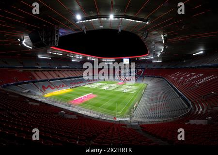 Monaco, Germania. 22 aprile 2024. Vista dell'Allianz Arena. Il ministro federale degli interni Faeser ha visitato tutte e dieci le città che ospitano il Campionato europeo di calcio 2024 come parte di un tour. La partita inaugurale del Campionato europeo si svolgerà a Monaco il 14 giugno 2024. Crediti: Sven Hoppe/dpa/Alamy Live News Foto Stock