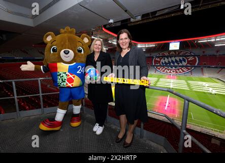 Monaco, Germania. 22 aprile 2024. Albärt (l-r), la mascotte del Campionato europeo di calcio 2024, Nancy Faeser (SPD), Ministro federale degli interni, e Verena Dietl (SPD), terzo sindaco di Monaco, si trovano negli stand dell'Allianz Arena. Faeser visiterà tutte e dieci le città tedesche che ospitano il Campionato europeo di calcio 2024 come parte di un tour. La partita inaugurale del Campionato europeo si svolgerà a Monaco il 14.06.2024. Crediti: Sven Hoppe/dpa/Alamy Live News Foto Stock