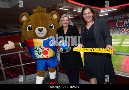 Monaco, Germania. 22 aprile 2024. Albärt (l-r), la mascotte del Campionato europeo di calcio 2024, Nancy Faeser (SPD), Ministro federale degli interni, e Verena Dietl (SPD), terzo sindaco di Monaco, si trovano negli stand dell'Allianz Arena. Faeser visiterà tutte e dieci le città tedesche che ospitano il Campionato europeo di calcio 2024 come parte di un tour. La partita inaugurale del Campionato europeo si svolgerà a Monaco il 14.06.2024. Crediti: Sven Hoppe/dpa/Alamy Live News Foto Stock