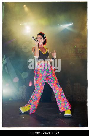 AQUA, YOUNG, CONCERTO del 1997: Lene Nystrøm della band pop Aqua on the Smash Hits Tour 1997 alla Cardiff International Arena CIA a Cardiff, Galles, Regno Unito, il 24 novembre 1997. Foto: Rob Watkins. INFO: Aqua, un gruppo pop danese-norvegese formato nel 1989, ha guadagnato fama internazionale negli anni '90 con successi come "Barbie Girl". Le loro melodie accattivanti e i testi giocosi li hanno spinti in cima alle classifiche di tutto il mondo. Foto Stock