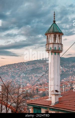 Meraviglie architettoniche dei minareti in legno della moschea di Sarajevo, che riflettono l'intricata maestria artigianale del design ottomano e della cultura bosniaca. Foto Stock