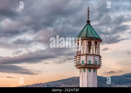 Meraviglie architettoniche dei minareti in legno della moschea di Sarajevo, che riflettono l'intricata maestria artigianale del design ottomano e della cultura bosniaca. Foto Stock