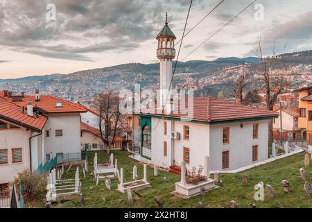 15 marzo 2024, Sarajevo, Bosnia ed Erzegovina: Meraviglie architettoniche dei minareti in legno della moschea di Sarajevo, che riflettono l'intricata maestria artigianale di Foto Stock