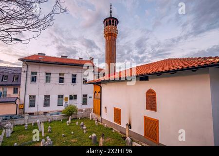 15 marzo 2024, Sarajevo, Bosnia ed Erzegovina: Meraviglie architettoniche dei minareti in legno della moschea di Sarajevo, che riflettono l'intricata maestria artigianale di Foto Stock