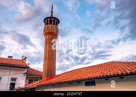 Meraviglie architettoniche dei minareti in legno della moschea di Sarajevo, che riflettono l'intricata maestria artigianale del design ottomano e della cultura bosniaca. Foto Stock