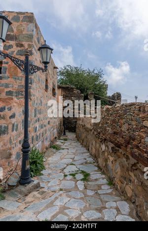 Un antico castello storico costruito utilizzando pietre nell'antica architettura araba nella regione di al Baha in Arabia Saudita. Foto Stock