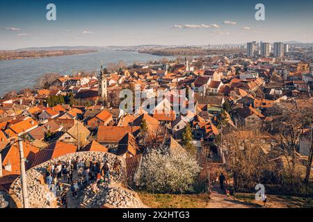 3 marzo 2024 Belgrado, Serbia: Osservazione panoramica del paesaggio urbano di Belgrado, con le sue pittoresche case e chiese storiche che costeggiano il divieto Foto Stock