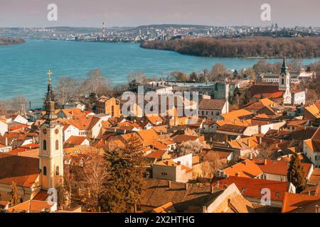 Esplora lo skyline di Belgrado: Una vista panoramica del paesaggio urbano lungo il fiume Danubio, dal punto di vista dell'iconico monumento: La torre Gardos Foto Stock