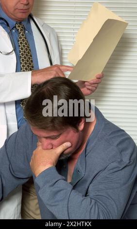 Medico caucasico maschile che esamina i risultati del paziente Foto Stock