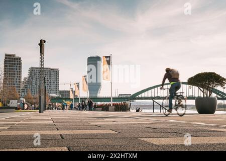 23 marzo 2024, Belgrado, Serbia: Il lungomare di Belgrado: Una meraviglia urbana moderna lungo il Danubio, con l'iconica torre Kula Beograd gra Foto Stock