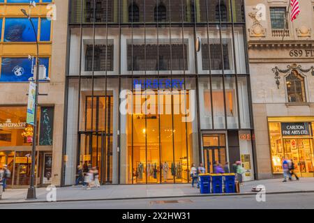 Vista ravvicinata del flagship store Burberry situato sulla Fifth Avenue. NY. USA. Foto Stock