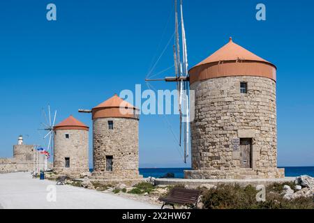 Mulini a vento sul molo al porto di Mandraki, Rodi, Rodi, Dodecaneso, Grecia Foto Stock
