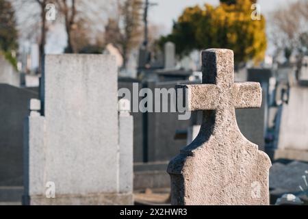 Il paesaggio del cimitero è adornato da lapidi e croci intemperie, ognuna delle quali testimonia il passare del tempo e i ricordi di quelli deposti Foto Stock