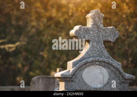 Il paesaggio del cimitero è adornato da lapidi e croci intemperie, ognuna delle quali testimonia il passare del tempo e i ricordi di quelli deposti Foto Stock