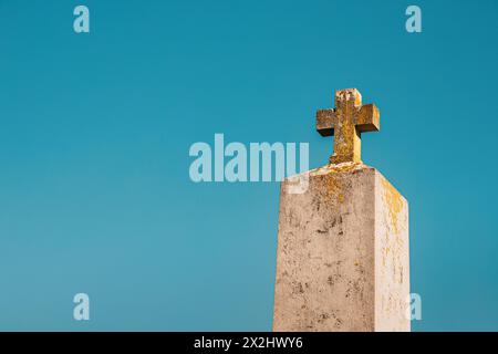 Il paesaggio del cimitero è adornato da lapidi e croci intemperie, ognuna delle quali testimonia il passare del tempo e i ricordi di quelli deposti Foto Stock