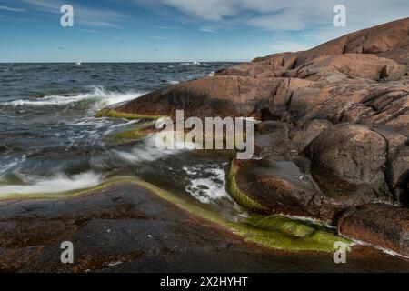 Granito rosso, costa rocciosa, surf, lunga esposizione, Havsvidden, Geta, Aland, Isole Aland, Finlandia Foto Stock