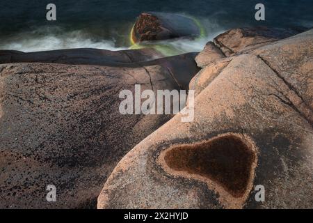 Granito rosso, costa rocciosa, surf, lunga esposizione, Havsvidden, Geta, Aland, Isole Aland, Finlandia Foto Stock