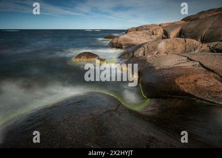 Granito rosso, costa rocciosa, surf, lunga esposizione, Havsvidden, Geta, Aland, Isole Aland, Finlandia Foto Stock