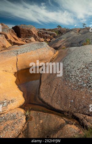 Granito rosso, costa rocciosa, Havsvidden, Geta, Aland, isole Aland, Finlandia Foto Stock