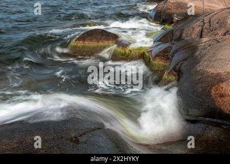 Granito rosso, costa rocciosa, surf, lunga esposizione, Havsvidden, Geta, Aland, Isole Aland, Finlandia Foto Stock