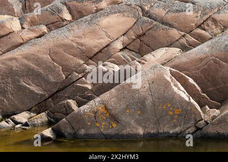 Granito rosso, costa rocciosa, Havsvidden, Geta, Aland, isole Aland, Finlandia Foto Stock