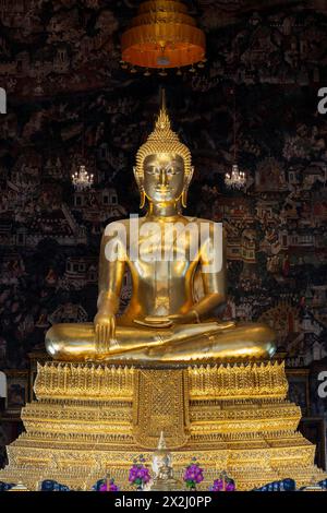 Statua del Buddha d'oro, Bhumispara-mudra, Buddha Gautama al momento dell'illuminazione, Wat Suthat Thepwararam, Bangkok, Thailandia Foto Stock